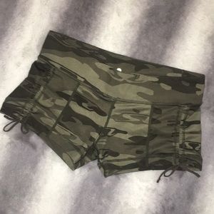 🍋 EUC- Lululemon Shorts- CAMO sz.8